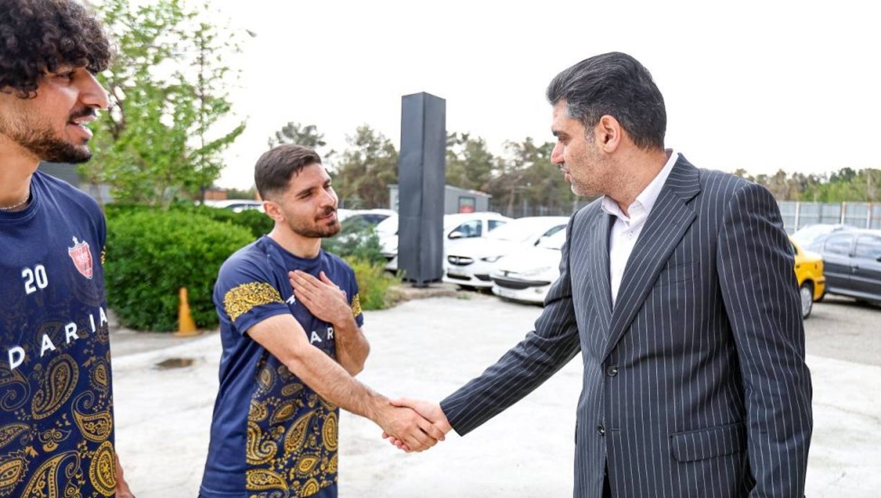 پیمان حدادی مدیرعامل پرسپولیس تهران و محمد عمری وینگر پرسپولیس