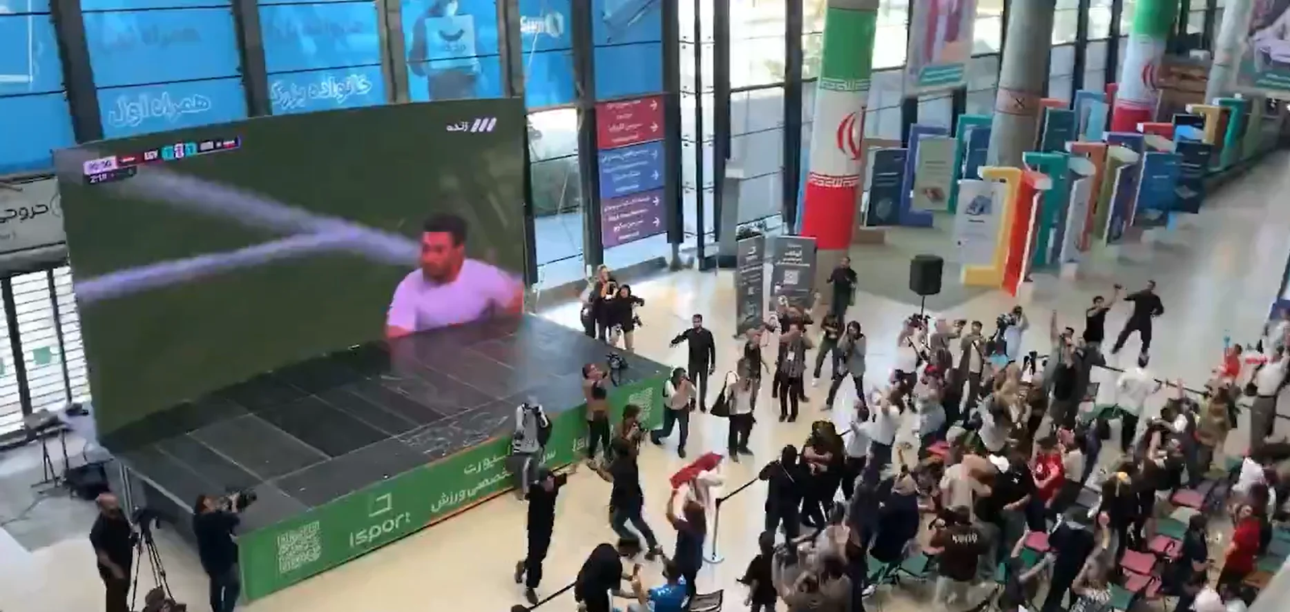 لحظه خوشحالی هواداران در باغ کتاب تهران با گل مردود شجاع خلیلزاده
