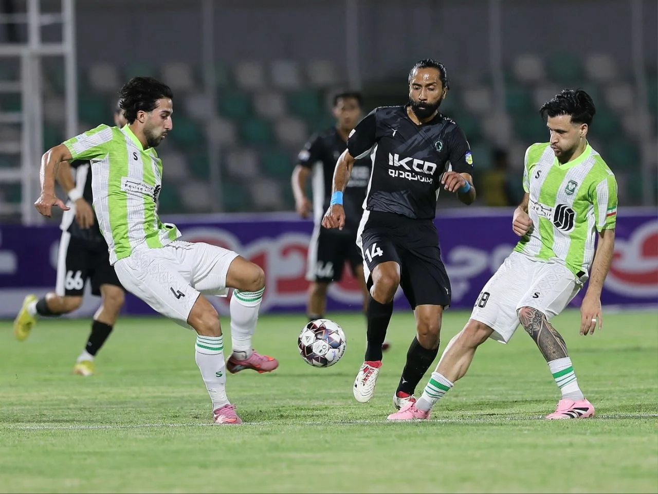 خیبر 2-3 پیکان؛ کامبک نافرجام لرتبارها در شب جنونآمیز خرم آباد؛ محبیها روی دور!