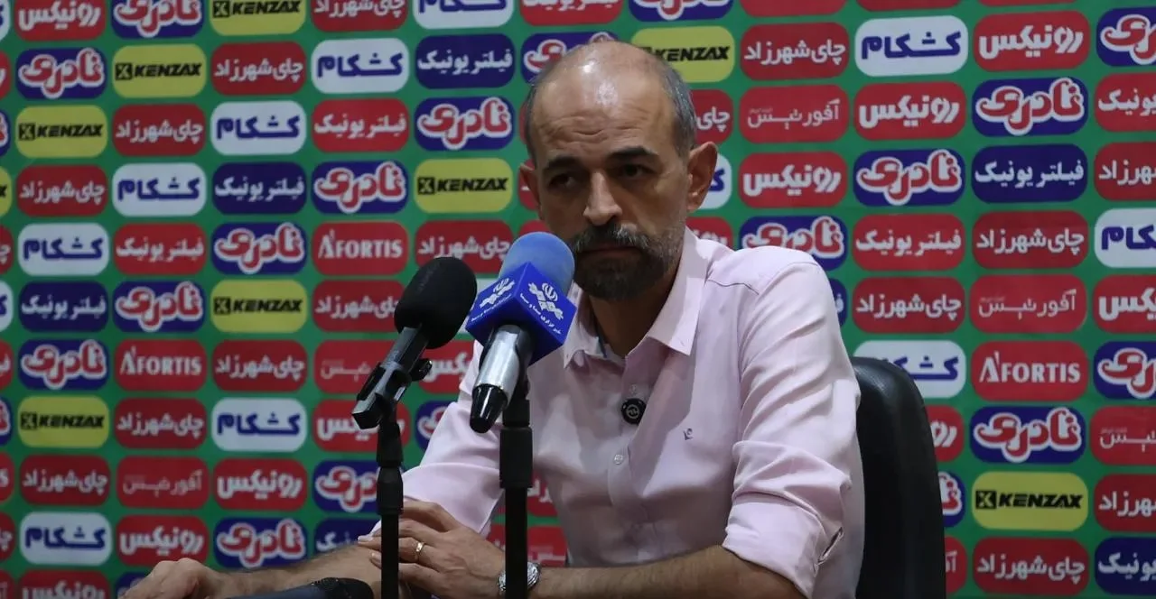 محرم نویدکیا: حسین حسینی از ناحیه صورت آسیب دیده؛ فوتبال بکشزیرش نمیخواهم! بازی دفاعی آسان است