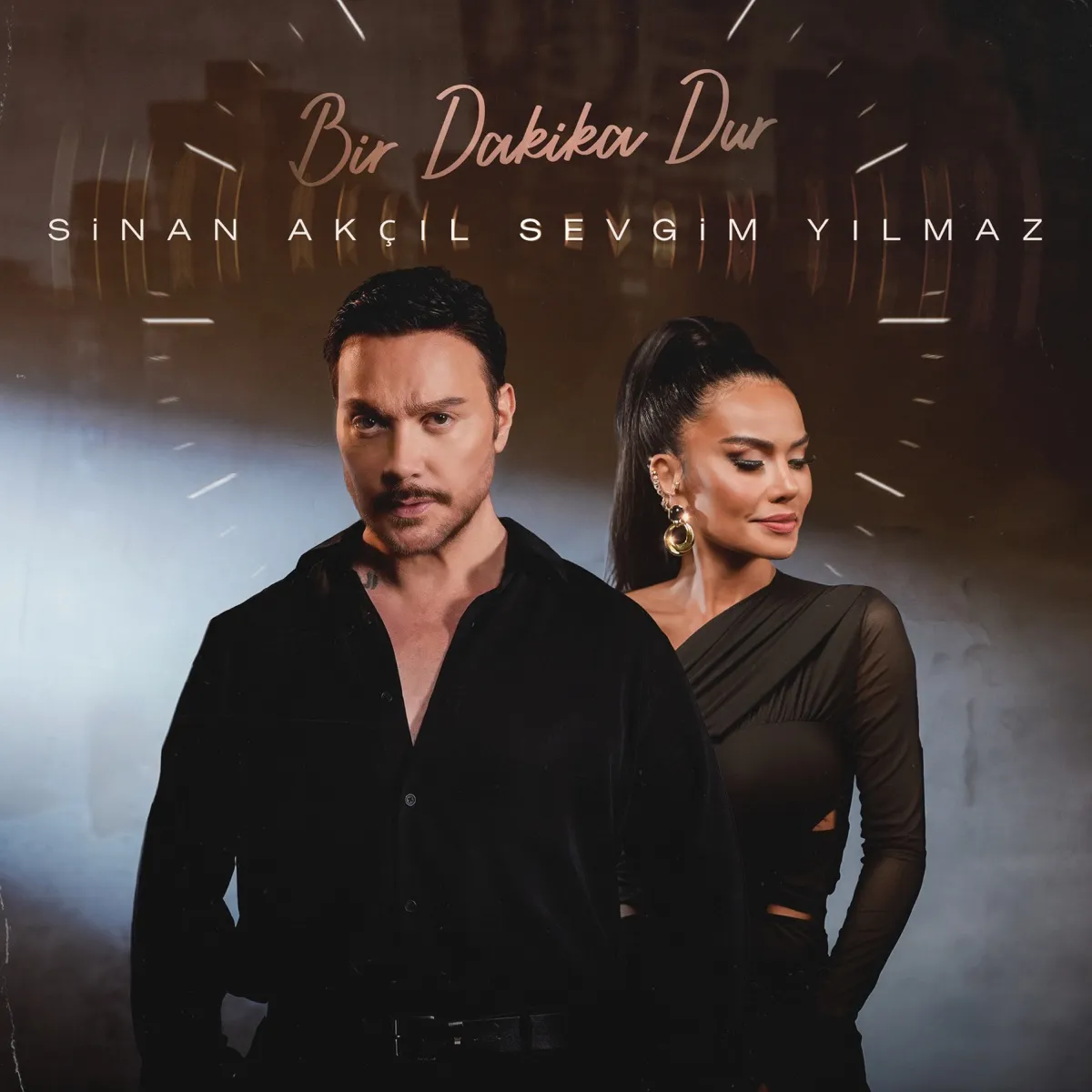 دانلود آهنگ Sinan Akçıl, Sevgim Yılmaz & Büken – Bir Dakika Dur