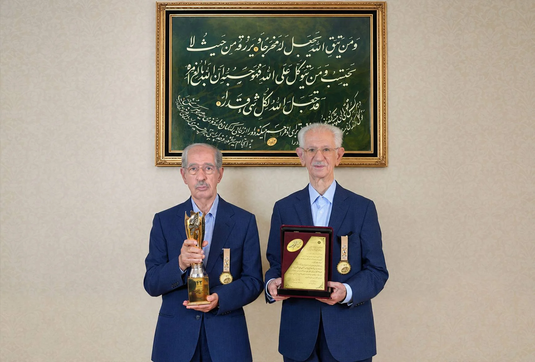 برادران نصیری تندیس دهمین جشنواره کارآفرینی امینالضرب را دریافت کردند