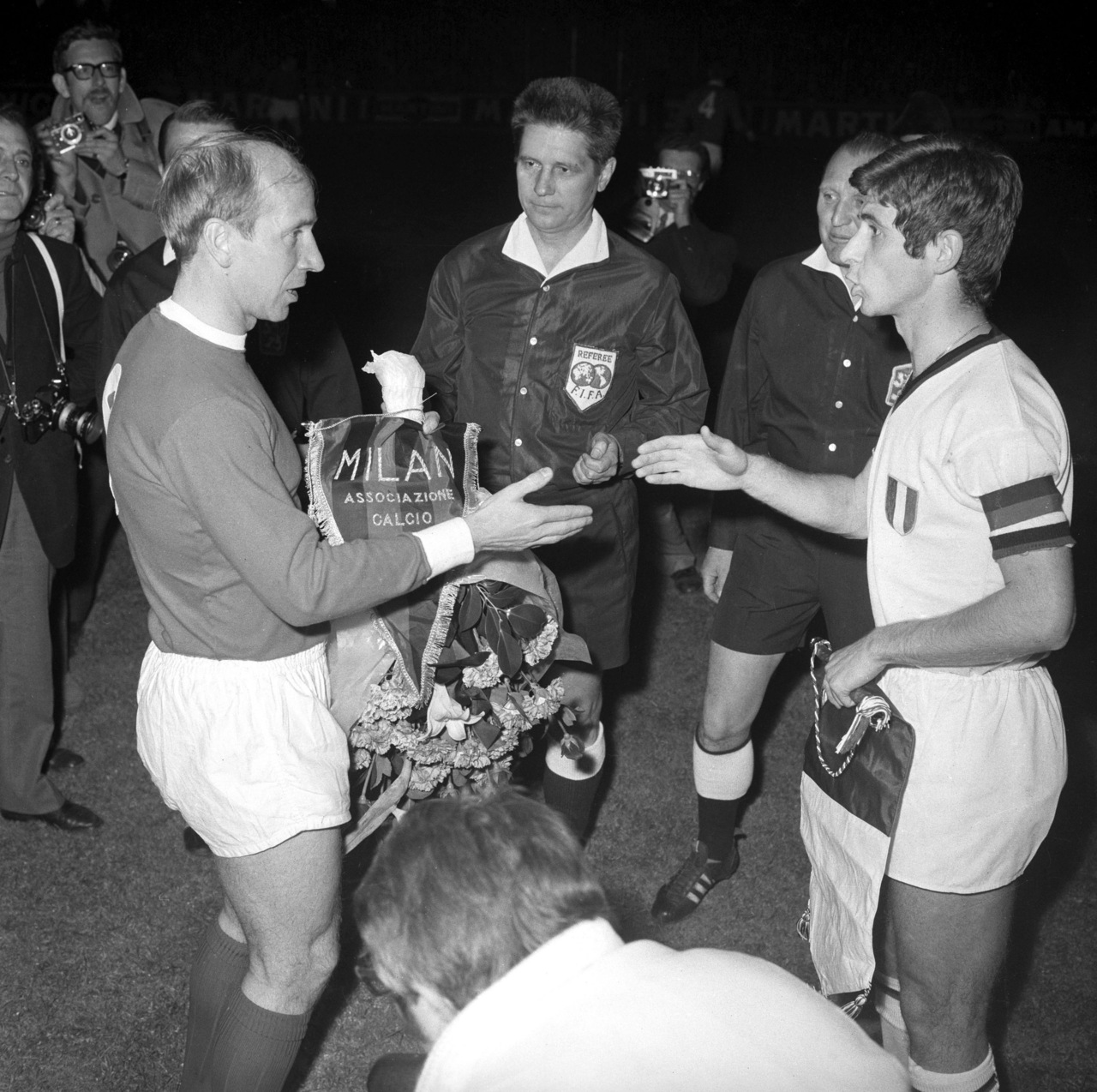 بابی چارلتون و جیانی ریورا - نیمه نهایی لیگ قهرمانان اروپا 1989 - Bobby Charlton and Gianni Rivera, 1969 European Cup semifinal