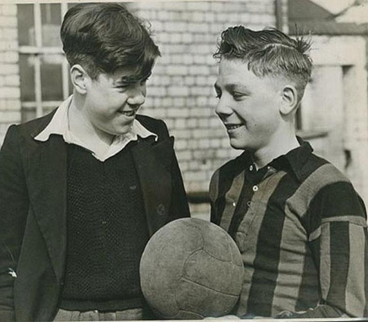 دانکن ادواردز - Duncan Edwards plays for Wolverhampton Street School at the aged of 15
