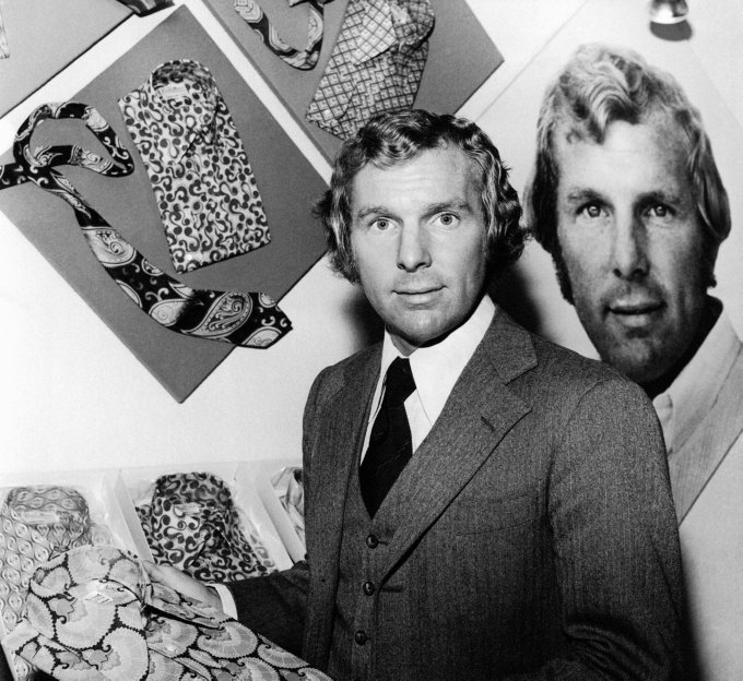 سر بابی مور - England captain Bobby Moore shows off a particularly dapper shirt from his new line of stylish fashion products, 1972