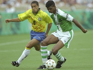 جدال روبرتو کارلوس و نوانکو کانو در المپیک 1996 - Roberto Carlos & Nwankwo Kanu