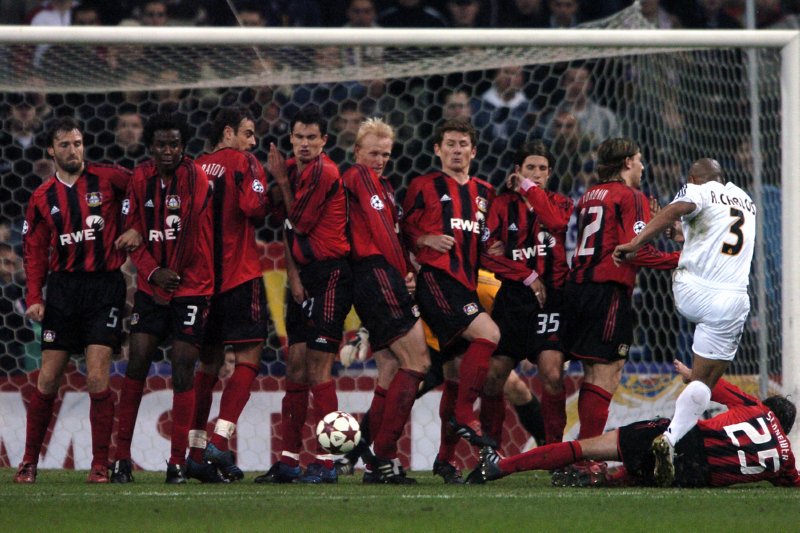 ضربه آزادهای معروف کارلوس در دیدار مقابل لورکوزن 2004 - Roberto Carlos