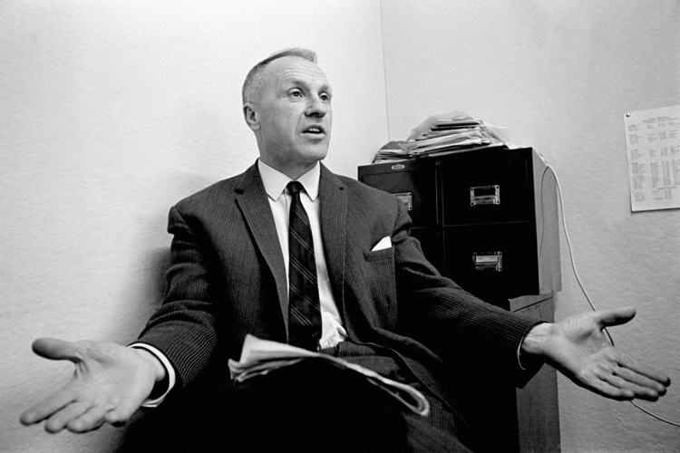 بیل شنکلی سرمربی افسانه ای لیورپول - Shankly questions a newspaper report, in his office in May 1969