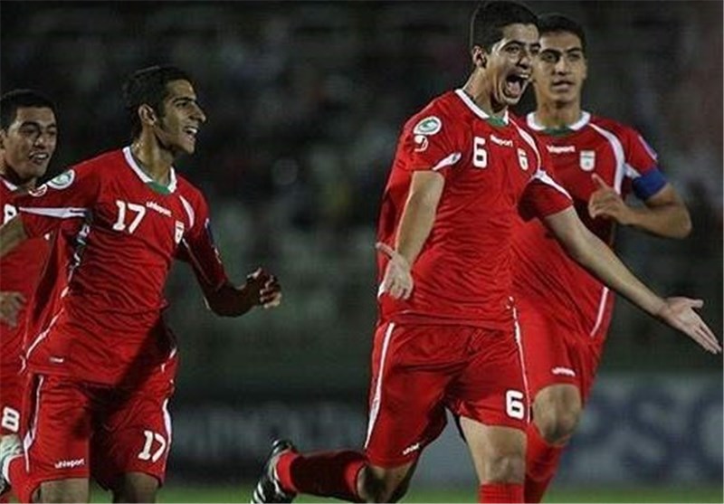 عزتاللهی: با پخش زنده بازی روحیه میگیریم