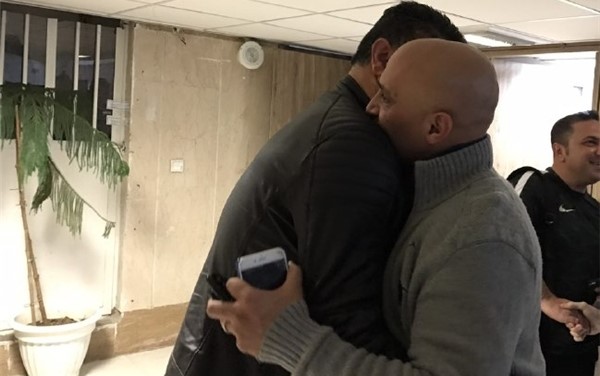 حاشیه نشست خبری لیگ برتر؛ علی دایی در سازمان لیگ تلفن همراه خود را جا گذاشت؛ منصوریان آن را پیدا کرد