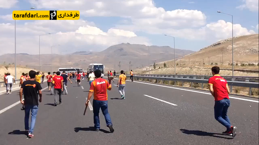 ویدیو؛ اتوبوس حامل بازیکنان بشیکتاش و گالاتاسرای به سنگ بسته شد