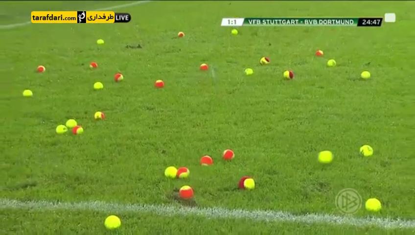 ویدیو؛ اعتراض هواداران دورتموند با پرتاب توپ تنیس به داخل زمین