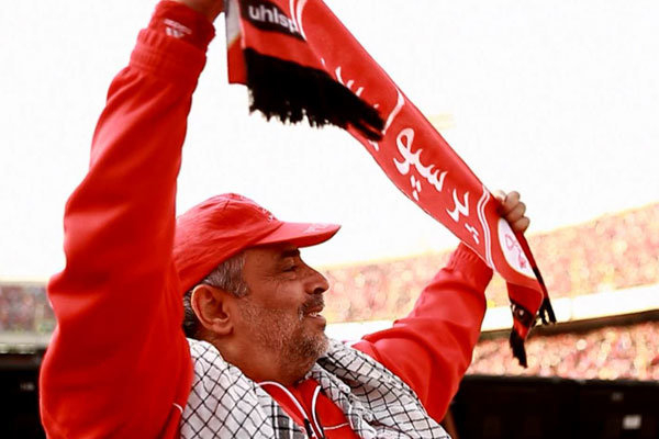 مهدی طارمی کفش طلای خود را به جانباز پرسپولیسی هدیه کرد