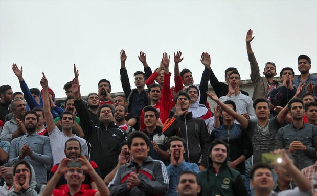 حاشیه دیدار تراکتورسازی - استقلال خوزستان؛ ورزشگاه تراکتور درحال پرشدن؛ ازدحام شدید جمعیت مقابل درهای ورودی