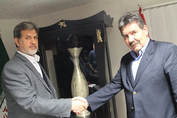 عباسی: موضع پرسپولیس را در قبال احمدزاده نمی دانیم؛ باید با ادینهو و تیموریان باز هم مذاکره کنیم