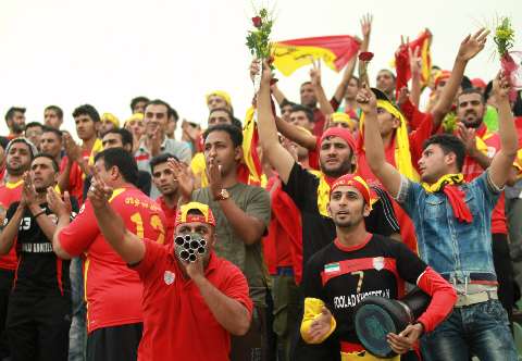درگیری هواداران فولاد با یگان ویژه