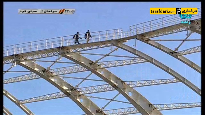 حرکت خطرناک کارگران ورزشگاه نقش جهان در جریان بازی سپاهان و صبا