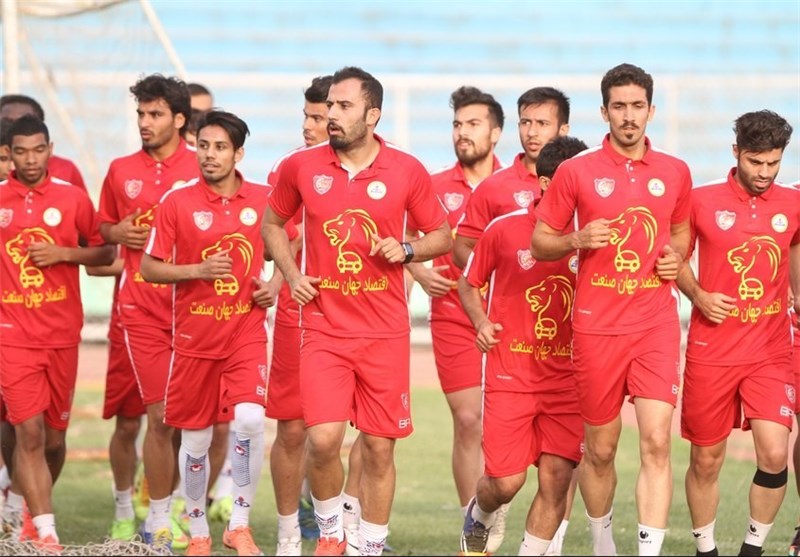 حاشیه دیدار نفت تهران و ذوبآهن؛ انتقال بازیکن ذوبآهن به بیمارستان