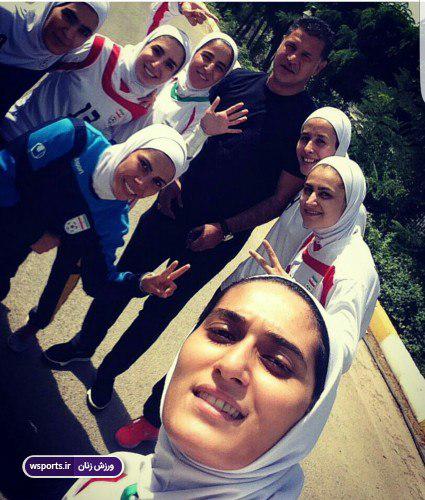 علی دایی در کنار ملی پوشان فوتسال بانوان