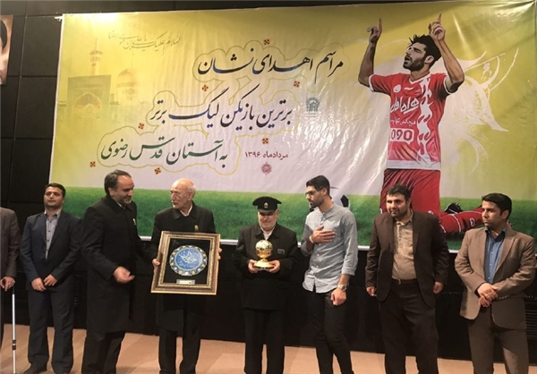 مهدی طارمی در مراسم اهدای تندیسش به آستان قدس رضوی