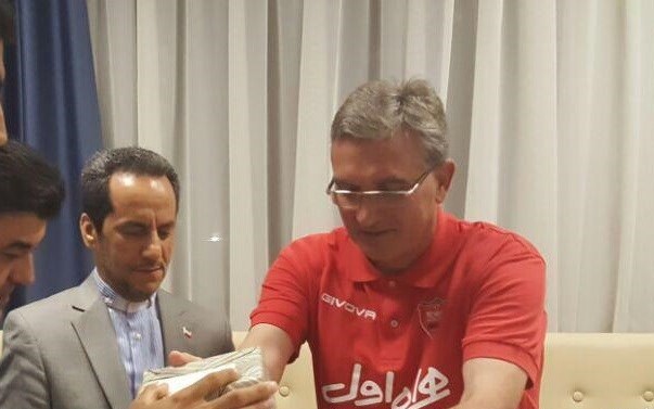 سفیر ایران در اوکراین به پرسپولیسیها هدیه داد