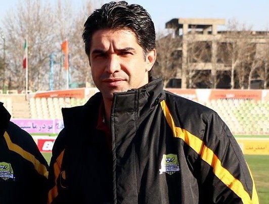دفاع تمام قد مدافع سابق آبیها از سرمربی استقلال؛ پیروز قربانی: منصوریان برود هم چیزی گیر برخیها نمیآید