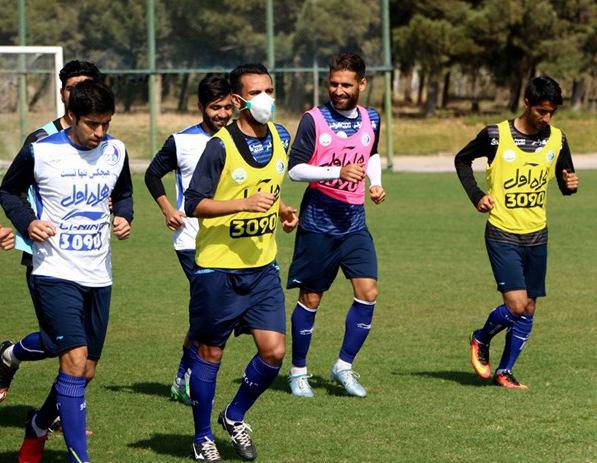 حضور یعقوب کریمی با ماسک در تمرین آبیپوشان!
