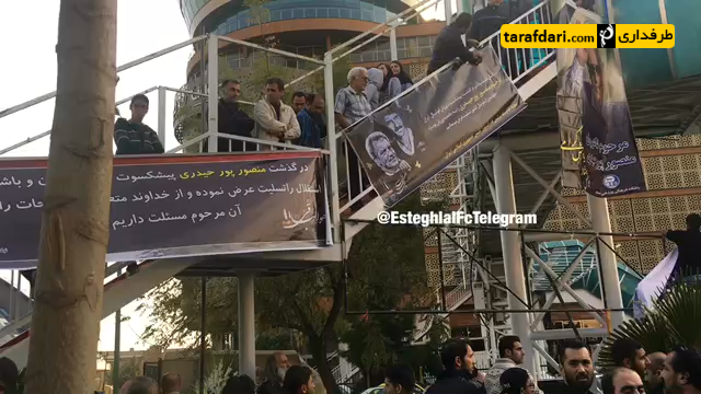 ویدیو؛ حضور پرشور مردم در مجلس ختم منصور پورحیدری در مسجد
