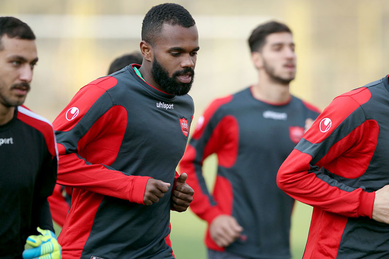شاهکار بی نظیر پرسپولیسی ها؛ مهاجم برزیلی 7 کیلوگرم اضافه وزن دارد!
