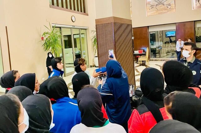 ارتباط تصویری دراگان اسکوچیچ با اعضای تیم بانوان شهرداری سیرجان / عکس