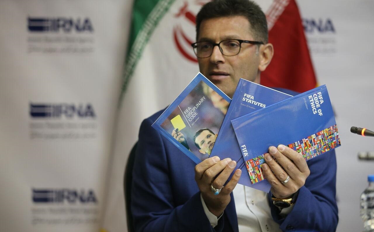 مشاور حقوقی فدراسیون: فدراسیون مدام چوب فیفا را بلند می کند و می گوید تعلیق می شویم!