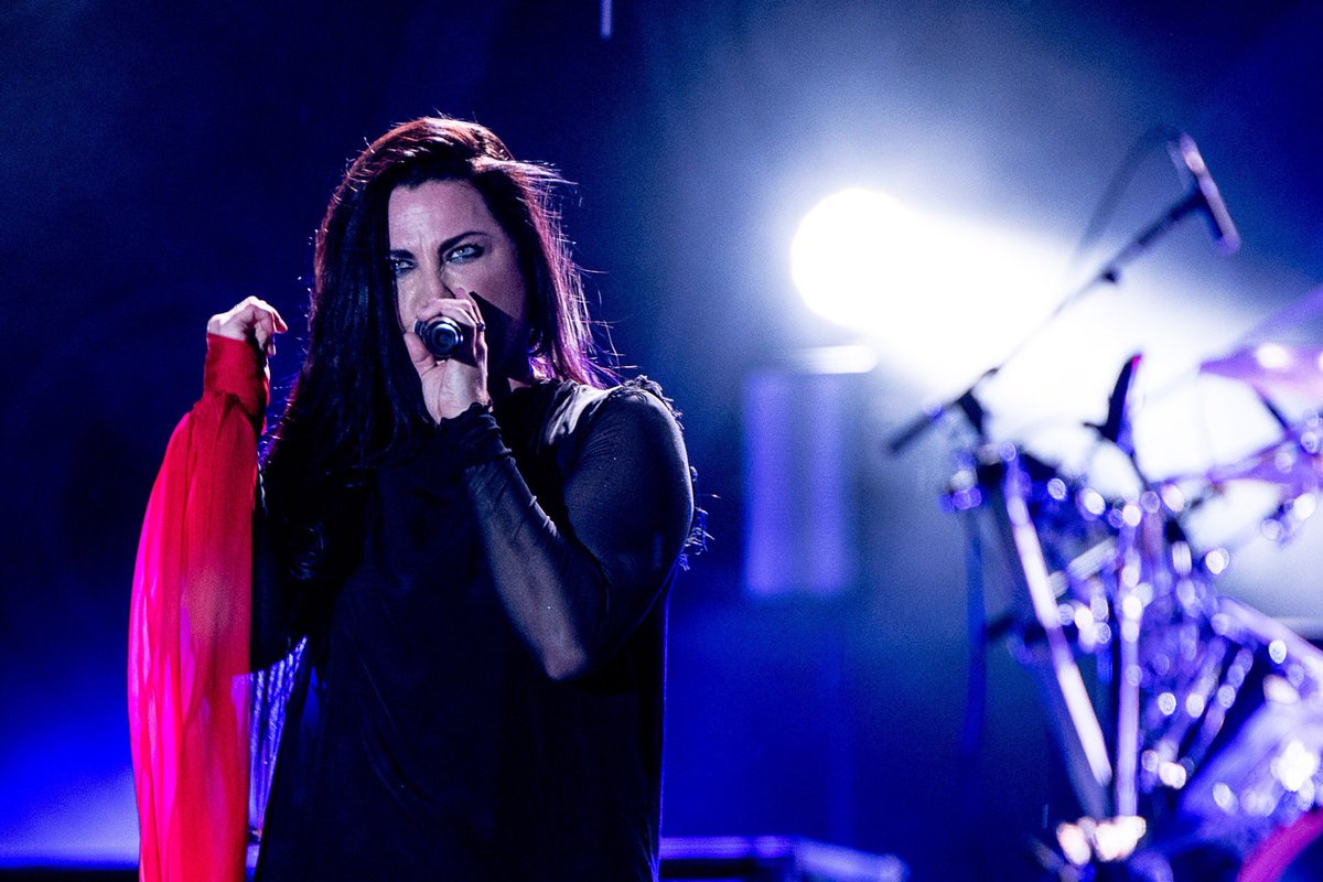 دانلود آهنگ lost In Paradise از Evanescence