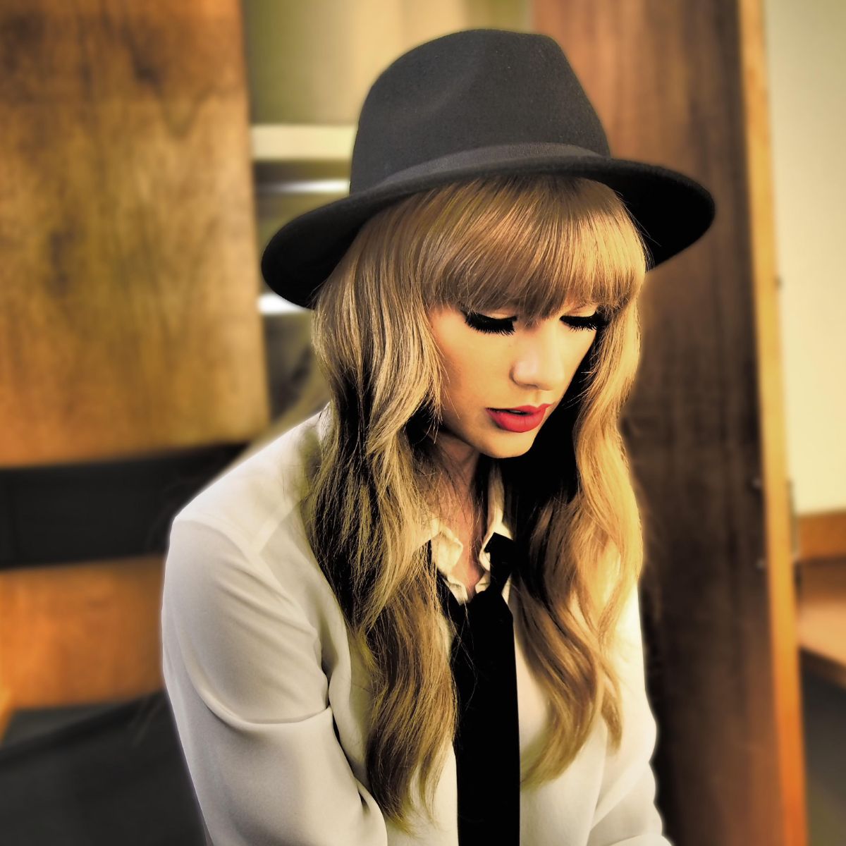 دانلود آهنگ Begin again(Taylor's version) از Taylor Swift با متن و ترجمه