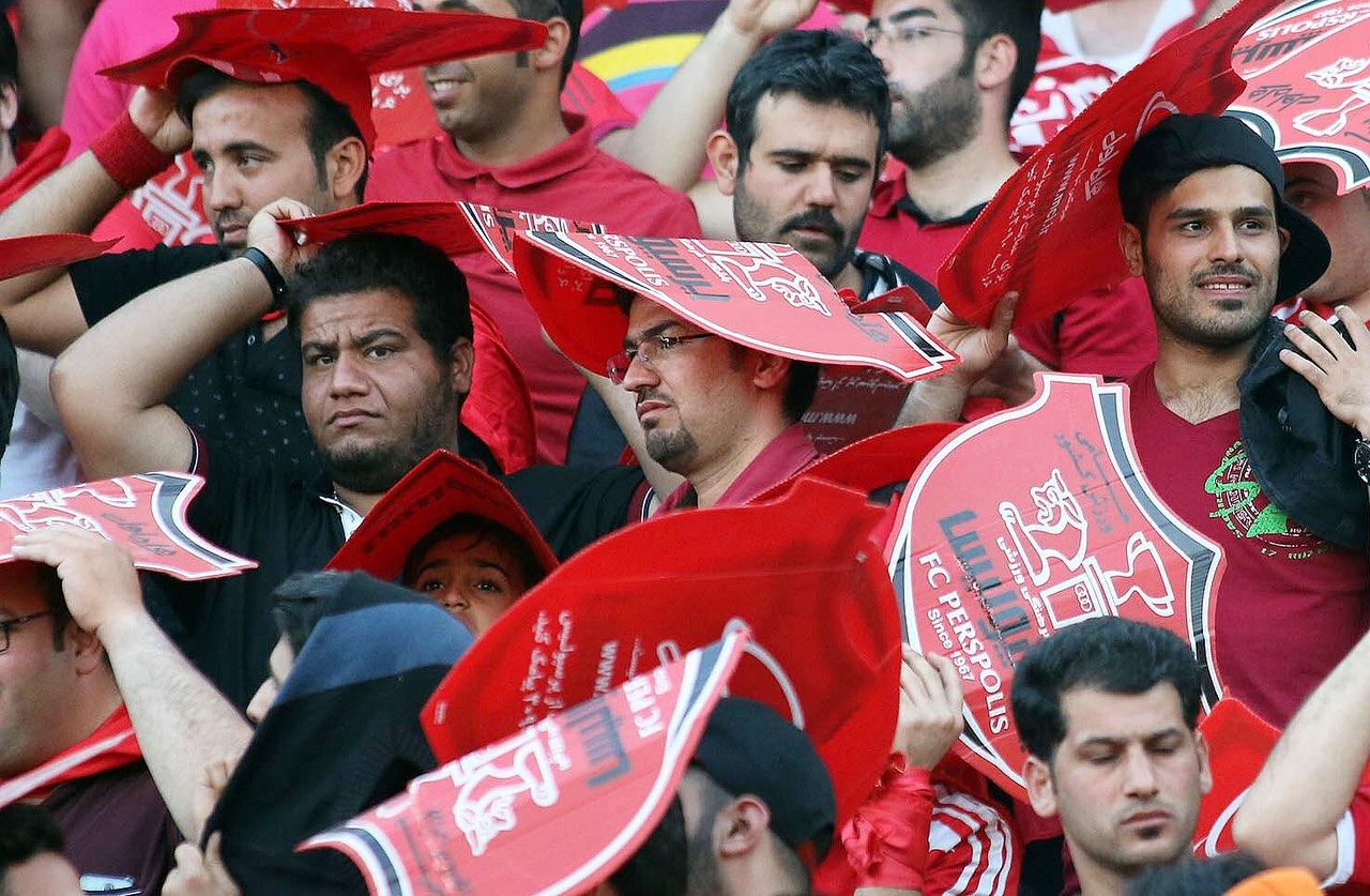 تجمع هواداران پرسپولیس مقابل مجلس و حمایت از گل محمدی