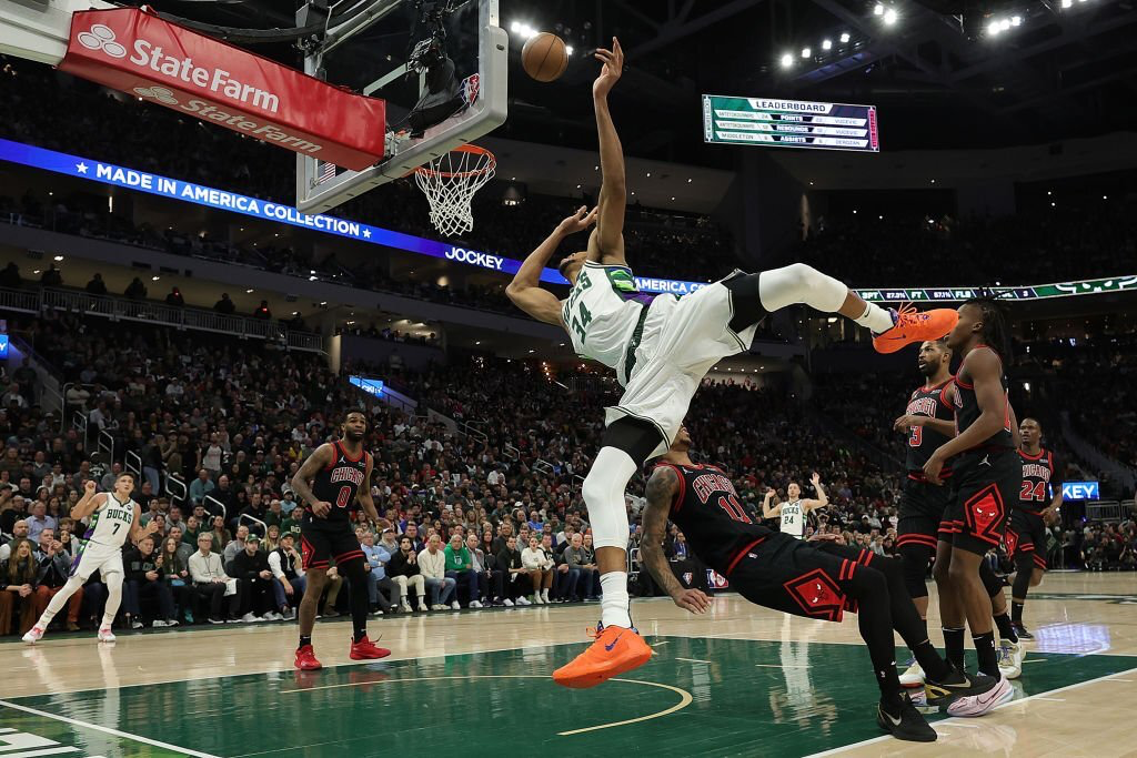 پلی آف NBA | پیروزی میلواکی و سانز مقابل شیکاگو و پلیکانز