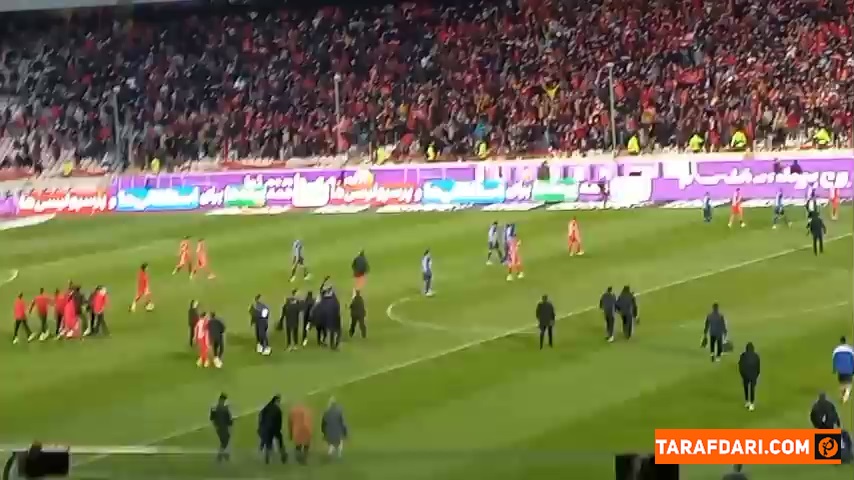 اعتراض غلامپور و فرزاد مجیدی به داور در پایان نیمه اول؛ استقلالی ها و پرسپولیسی ها در ورودی تونل درگیر شدند / فیلم