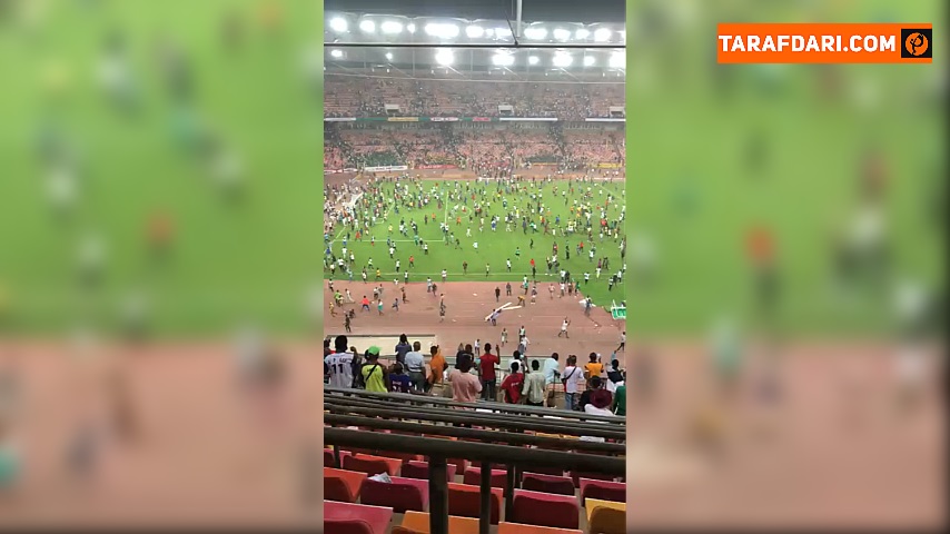 هجوم هواداران خشمگین نیجریه به چمن ورزشگاه پس از شکست این تیم مقابل غنا و بازماندن از صعود به جام جهانی / فیلم