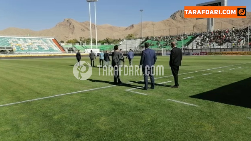 بازدید تیم داوری از زمین فولادشهر پیش از آغاز دیدار ذوب آهن و پرسپولیس / ویدیوی اختصاصی طرفداری