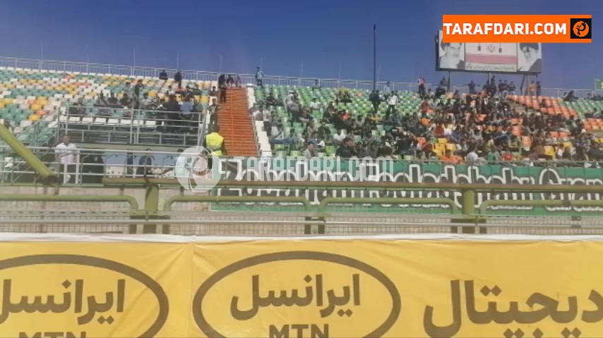 هواداران ذوب آهن و پرسپولیس روی سکوهای فولادشهر مستقر شدند / گزارش اختصاصی طرفداری