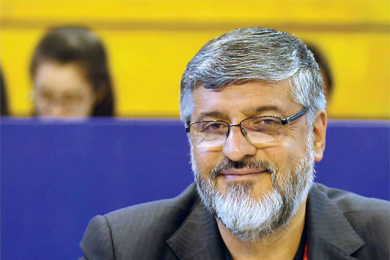 محمد پولادگر: زادگاه انسان هتل نیست که وقتی سرویس ندهند آن را رها کنند