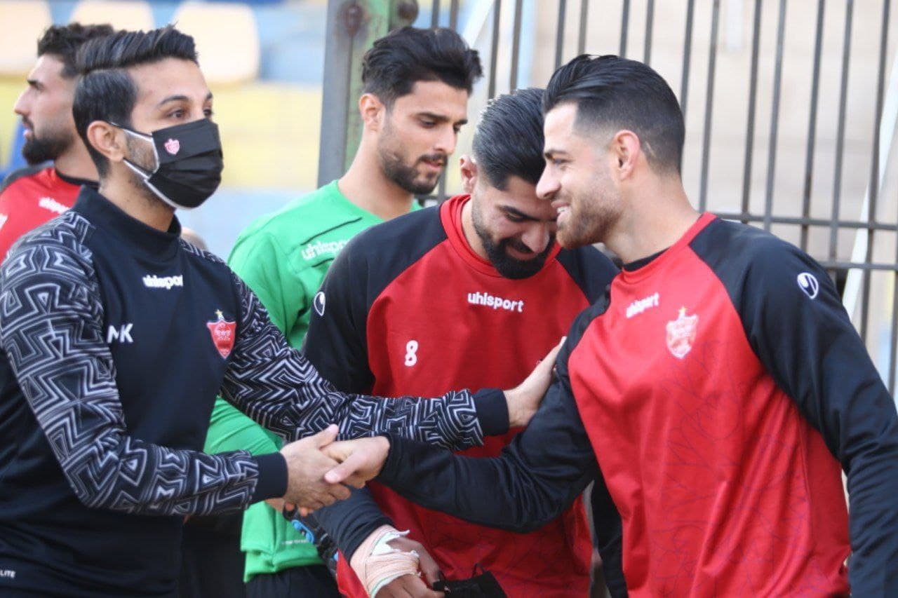استقبال هواداران از حضور پورعلی گنجی در تمرین پرسپولیس