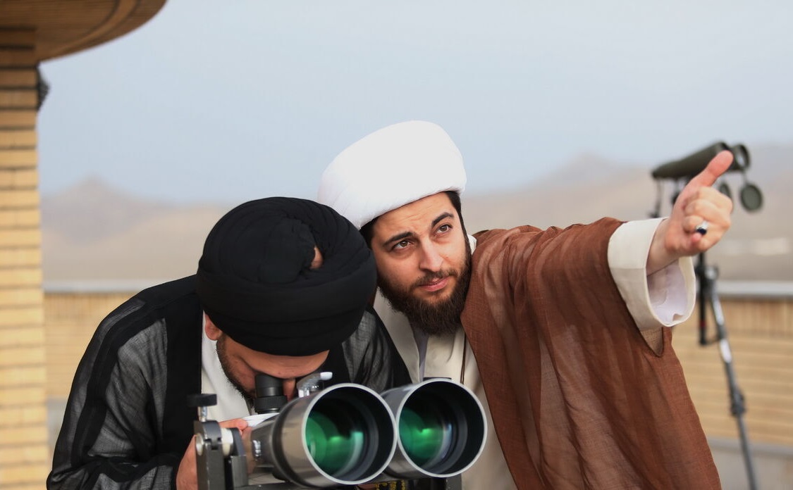 فک کن صد تا گروه تو این مملکت به صورت تخصصی فعالیت میکنن که آخر رمضون ماه رو پیدا کنن تو آسمون