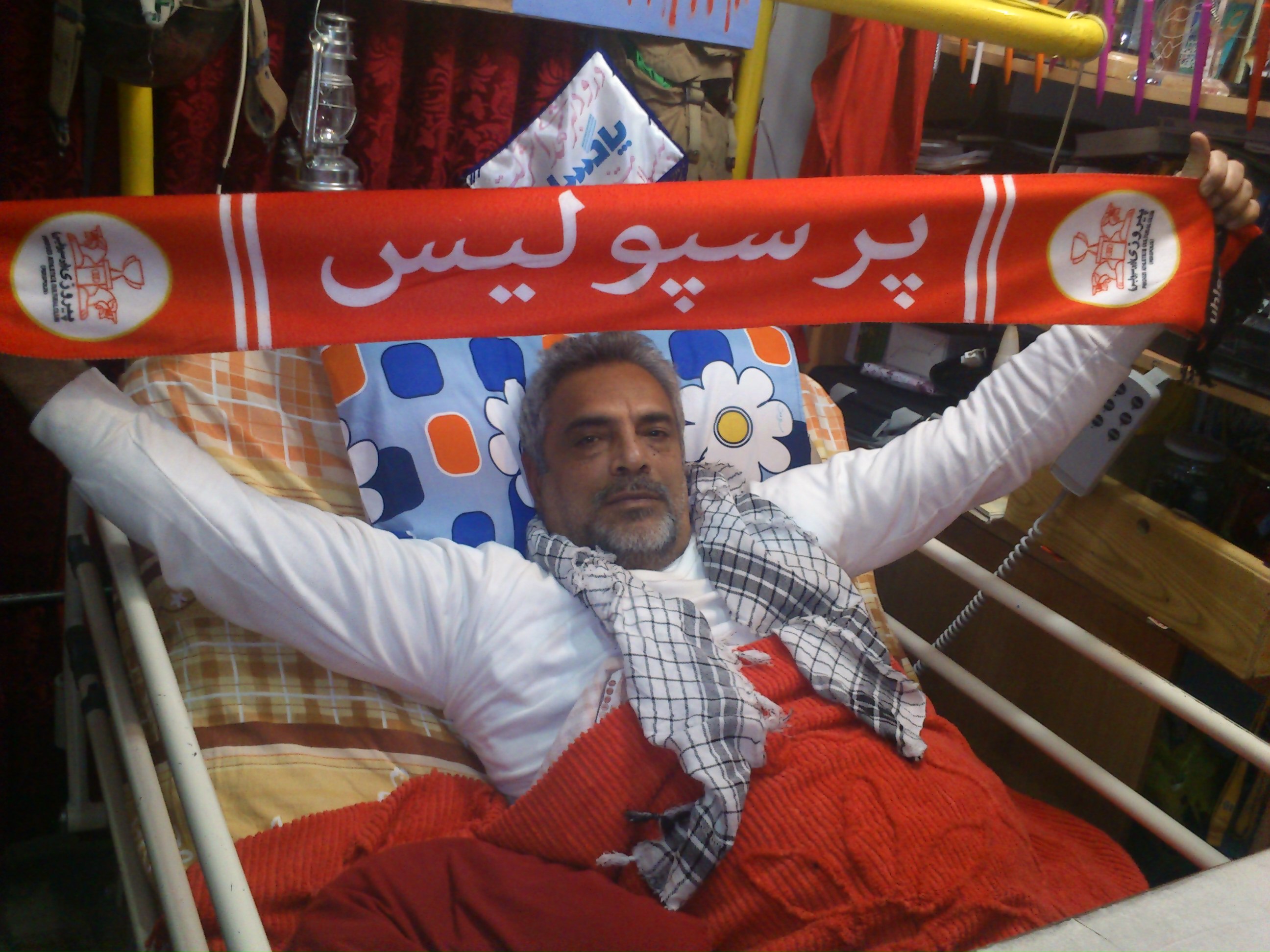 هوادار جانباز پرسپولیس با پرتره یحیی گل محمدی آماده استقبال از سرخپوشان