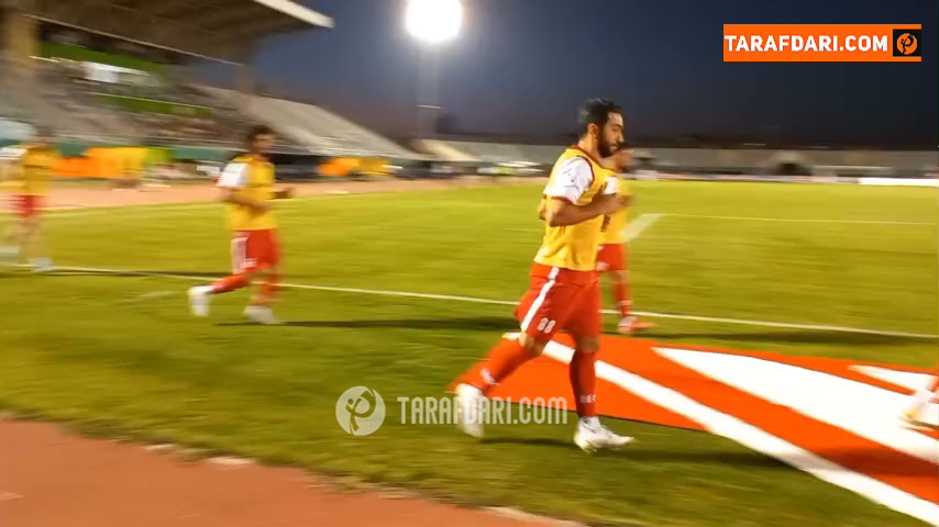 گرم کردن بازیکنان ذخیره تیم پرسپولیس زیر نظر په په لوسادا از نگاه دوربین طرفداری / فیلم