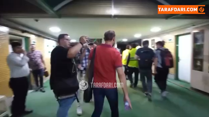 خروج بازیکنان پرسپولیس و ذوب آهن از ورزشگاه فولادشهر / فیلم