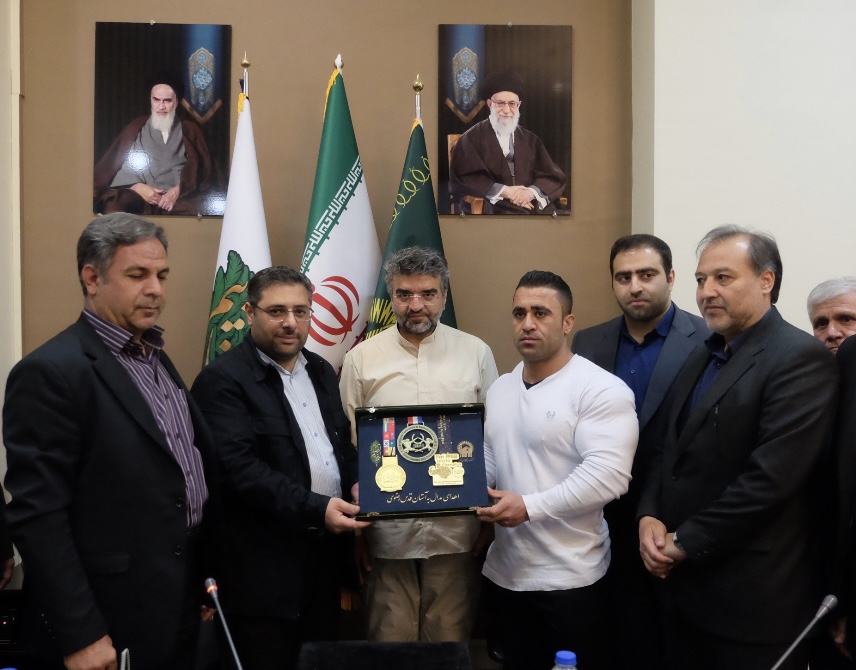 اهدای مدالهای قهرمان پرورش اندام جهان به موزه آستان قدس رضوی