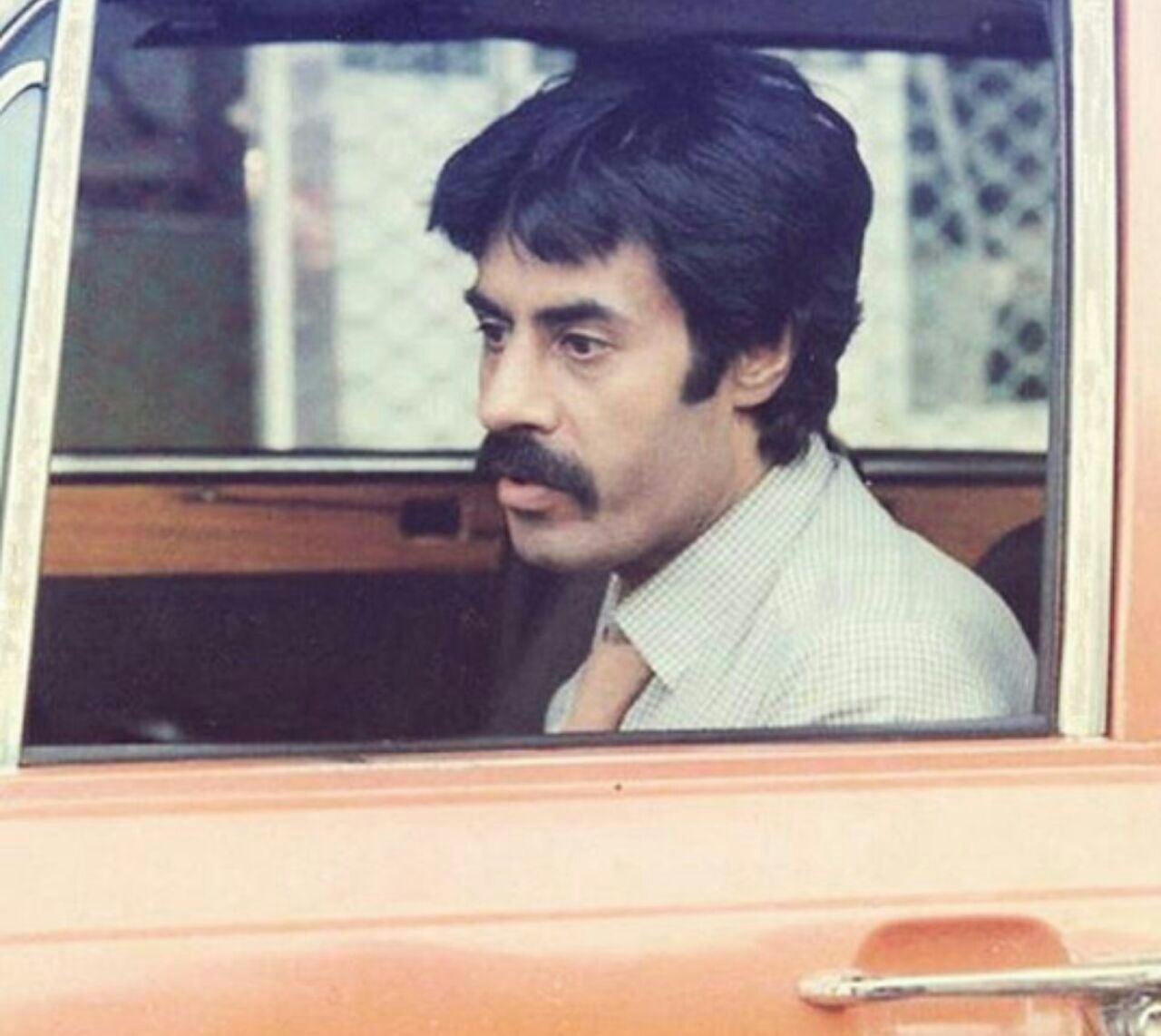سینماتوگرافی > خسرو شکیبایی در جوانی با کراوات ست شده با اتومبیلش