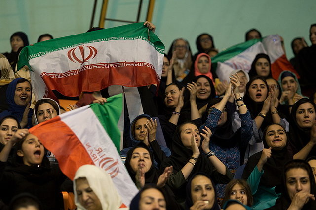 فروردین: وزارت ورزش امکانات رفاهی را برای حضور بانوان و آقایان در ورزشگاه ها فراهم کند
