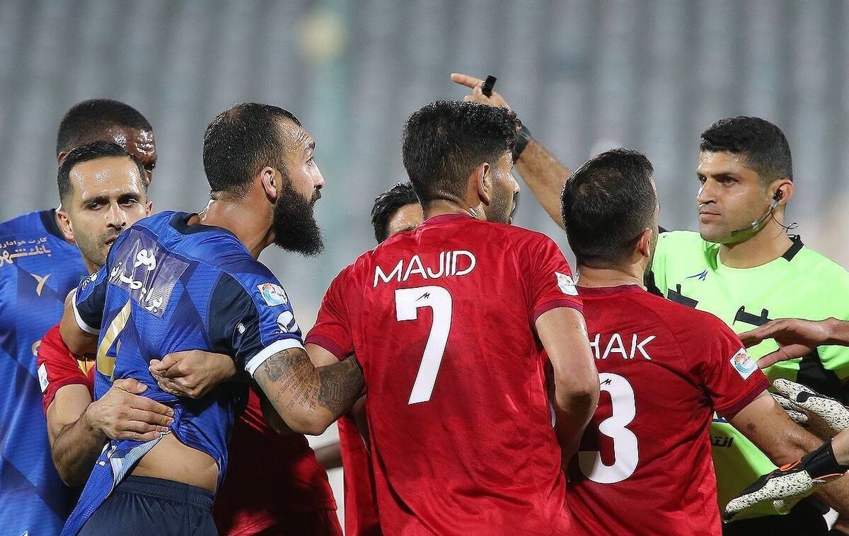 بیانیه باشگاه استقلال: داوری بازی با فولاد خجالت آور و نا امید کننده بود