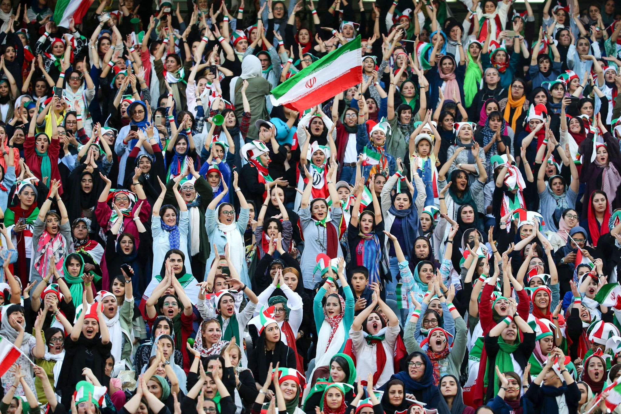 حضور بانوان در بازی استقلال - مس کرمان؛ وزارت ورزش تایید کرد